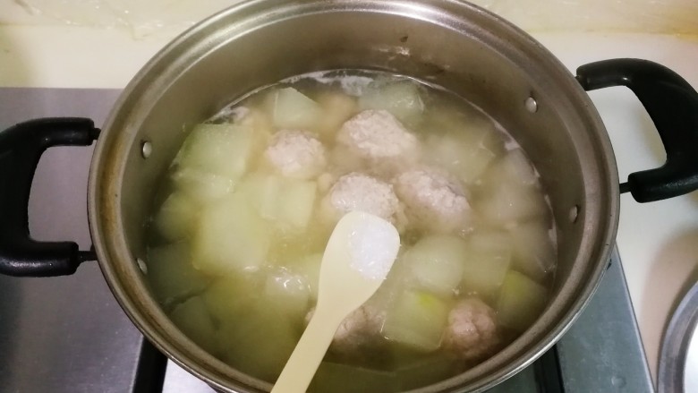 冬瓜汤汆蛋黄酱圆子,放入少许鸡精