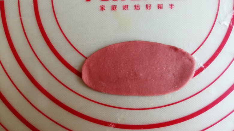 圣诞老人馒头,红色面团分成五个4克的,擀成长椭圆形,剩余的红色面团做鼻子