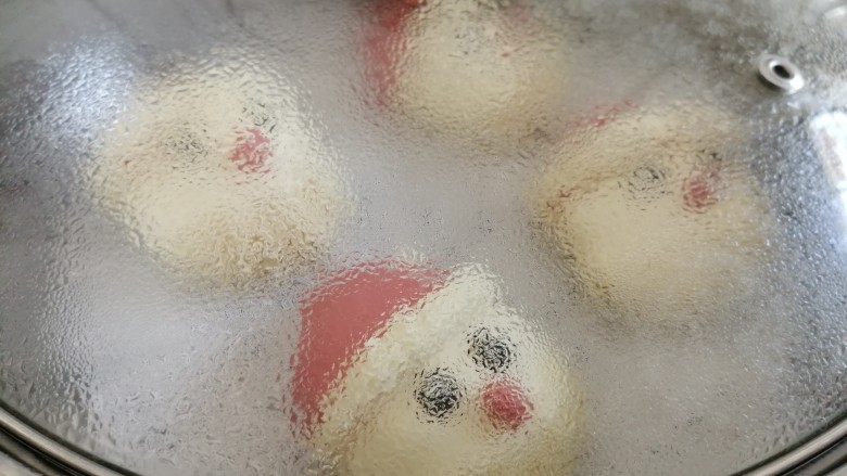 圣诞老人馒头,开水上锅蒸,水开后蒸13到15分钟,时间到关火,继续焖3至5分钟再揭锅盖