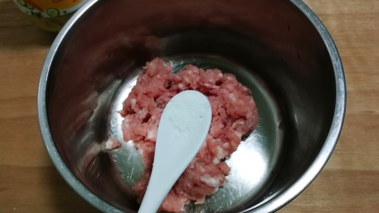 炸蛋黄酱圆子,盆中放入肉糜,放入半小勺盐