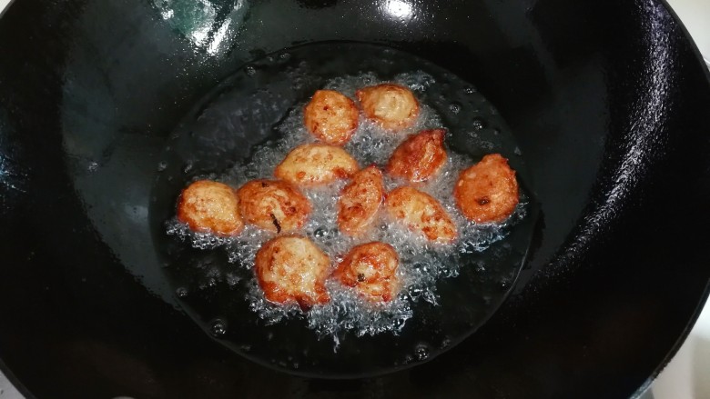 炸蛋黄酱圆子,翻面再炸至金黄,中途勤翻面炸