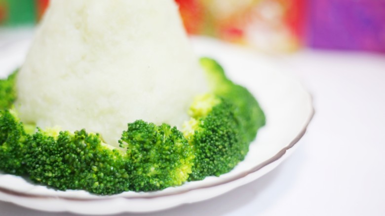 【圣诞美食】西兰花土豆泥圣诞树,处理好的西兰花从土豆底层环绕堆放整齐,根部插入土豆泥中,一层一层往上叠起。