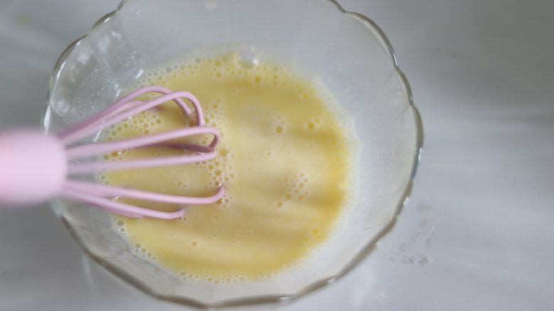 瑞士蛋糕卷之雪融蛋糕,做圣诞应景美食,之前做好的牛奶黄油液体,再次搅拌均匀。