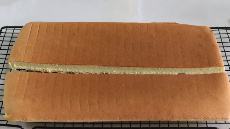 瑞士蛋糕卷之雪融蛋糕,做圣诞应景美食,分割蛋糕,等分可以做2个,我是选择做一个高一点的,就大约4、6分了。
