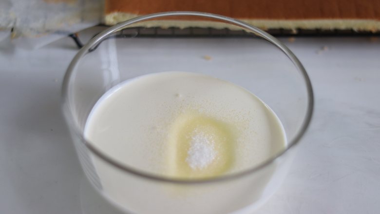 瑞士蛋糕卷之雪融蛋糕,做圣诞应景美食,先做裹入的淡奶油,加入糖粉或细砂糖,打发到约8-9分比较硬的状态。
