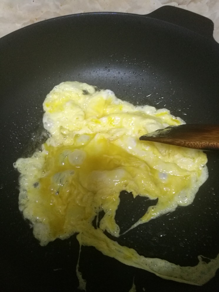 青椒鸡蛋炒肉,2个鸡蛋放锅中炒熟后,盛出备用