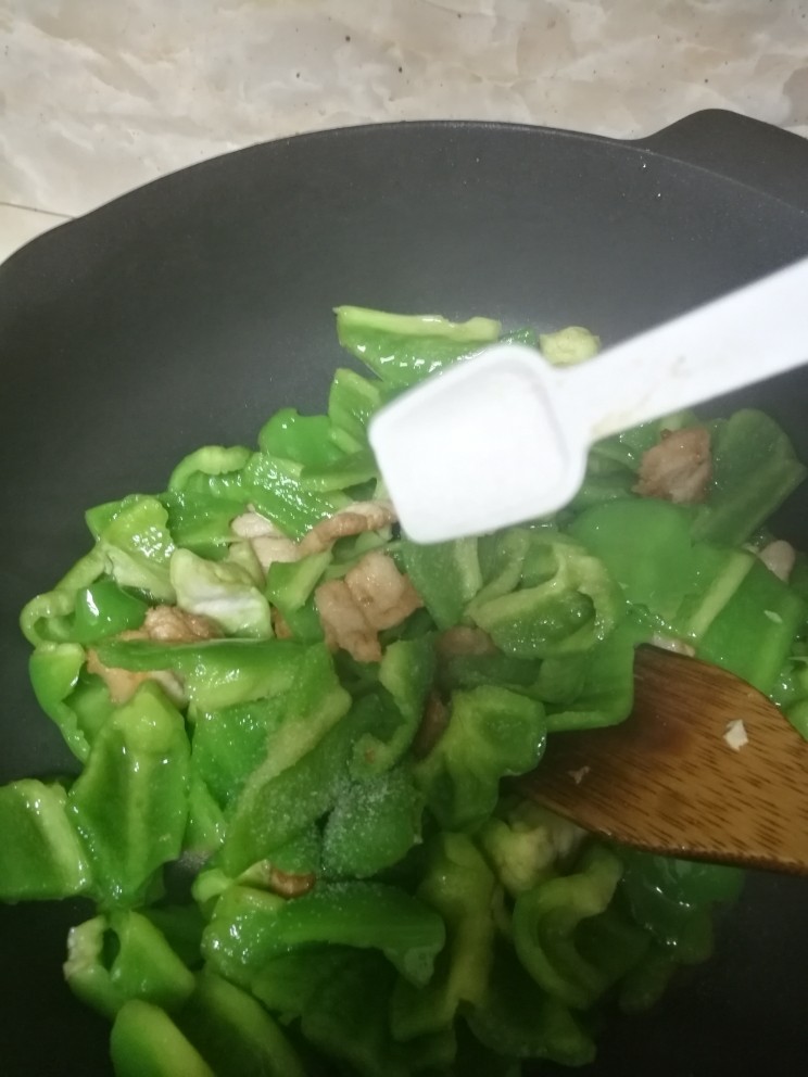 青椒鸡蛋炒肉,锅中放入适量盐