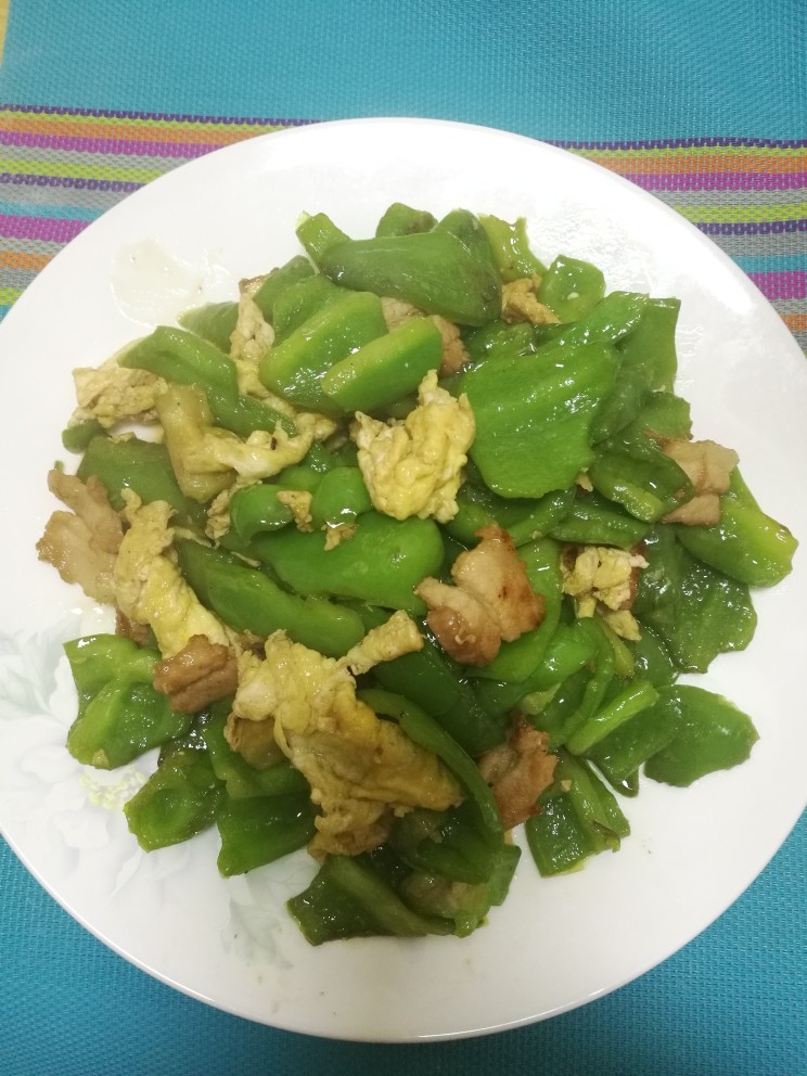 青椒鸡蛋炒肉,盛出装盘,菜品完成
