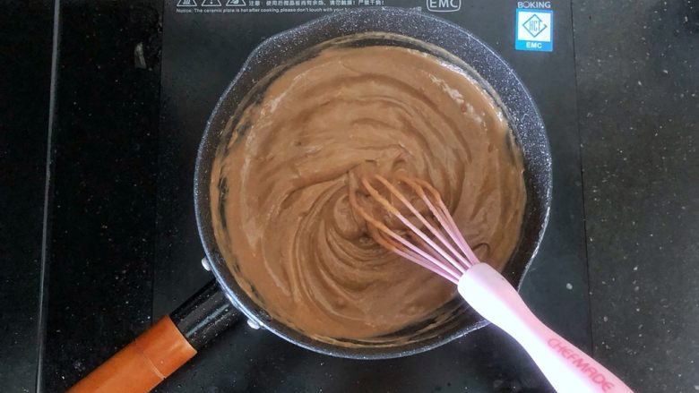 可可冰心面包,16、把搅拌好的蛋奶糊倒入奶锅中,小火加热,要不停的搅拌防止糊锅。