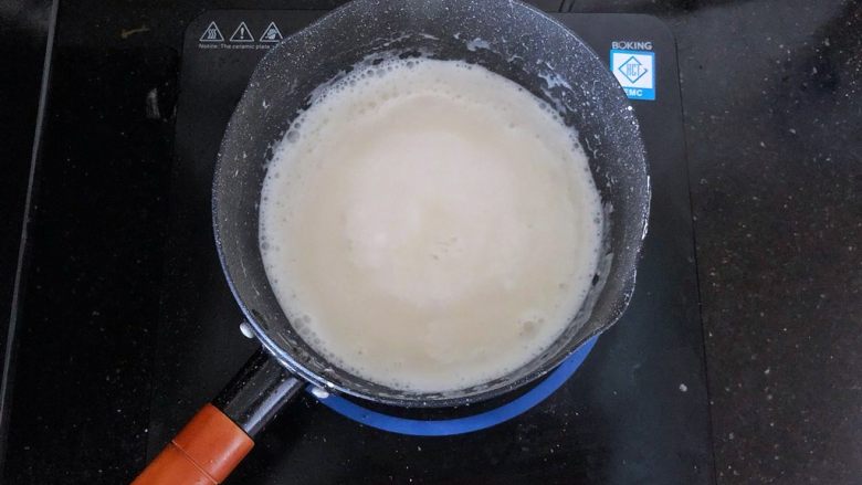可可冰心面包,14、边煮边搅拌,小火加热至沸腾。