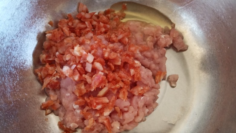 薯片肉丸,猪肉泥跟腊肠混合打入一个蛋清