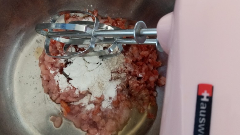 薯片肉丸,打蛋器低速顺着一个方向搅打上劲儿