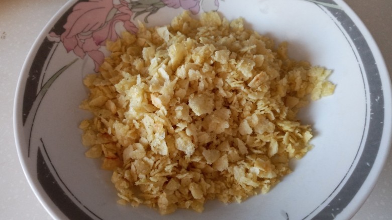 薯片肉丸,放入盘子里