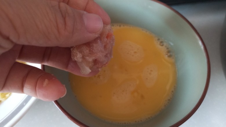 薯片肉丸,裹上蛋液