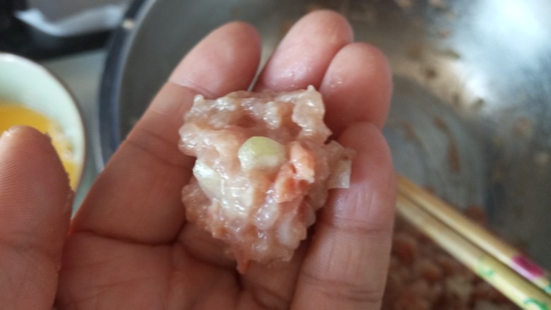 薯片肉丸,肉泥团成丸子
