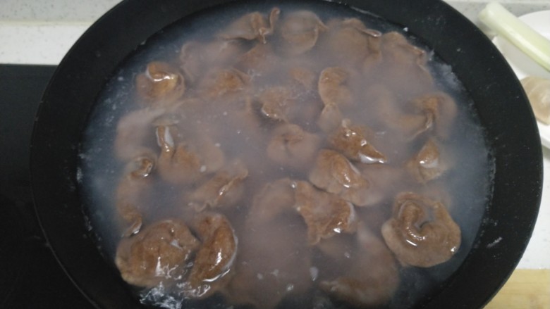 可可味猪肉芹菜饺子,锅中放入适量清水,水开后放入饺子。