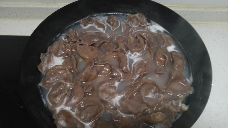 可可味猪肉芹菜饺子,待饺子浮起,再煮3分钟关火。
