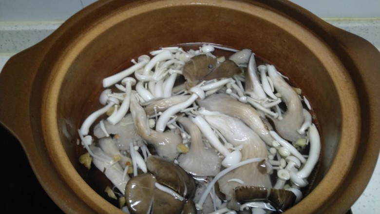 菌汤土豆粉,砂锅中放入清水、姜,水开后放入三菌。