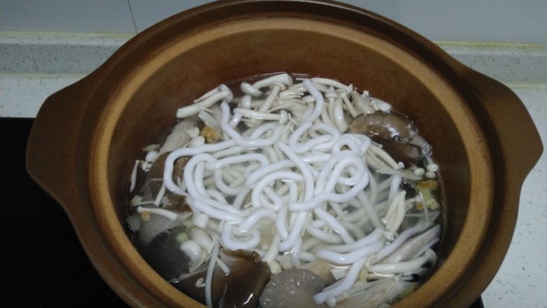 菌汤土豆粉,煮1分钟,放入土豆粉。