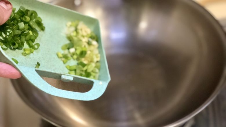 番茄豆腐汤➕番茄榨菜豆腐鸡蛋汤,热锅冷油,下葱白姜末小火煸香