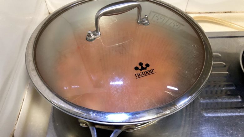 番茄豆腐汤➕番茄榨菜豆腐鸡蛋汤,小火加盖炖煮三分钟,让番茄味道充分释放