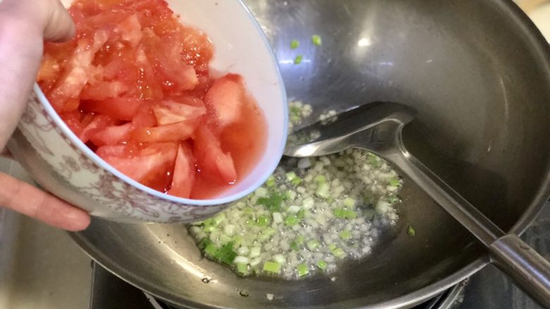 番茄豆腐汤➕番茄榨菜豆腐鸡蛋汤,下番茄块,中小火煸炒出红汁