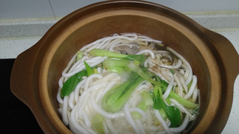 菌汤土豆粉,青菜变软,加入<a style='color:red;display:inline-block;' href='/shicai/ 829'>十三香</a>。