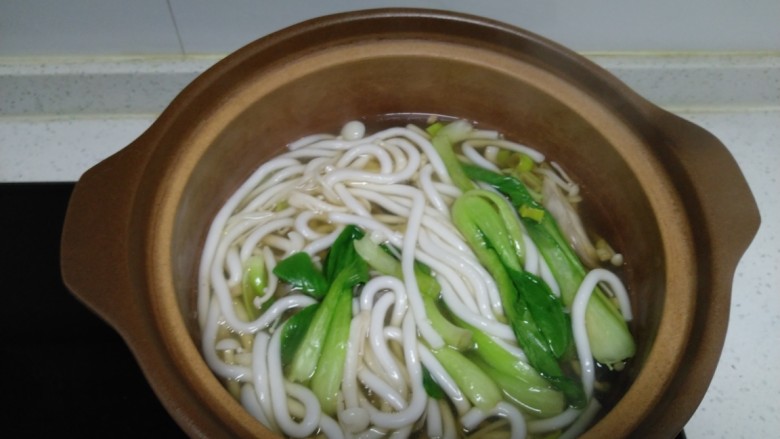 菌汤土豆粉,关火,倒入<a style='color:red;display:inline-block;' href='/shicai/ 847'>香油</a>提味。