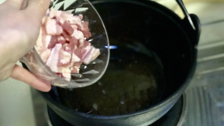 白菜煲➕五花肉白菜炖豆腐,热锅冷油,下五花肉片,中小火煸炒出油