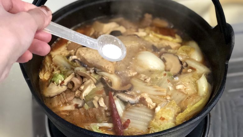 白菜煲➕五花肉白菜炖豆腐,尝下咸淡,根据自己口味补充少许盐。我特意保留很多汤汁,这个拌饭超级香。
