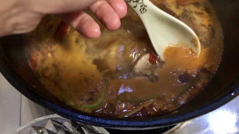 白菜煲➕五花肉白菜炖豆腐,加入适量热水,煮开后撇去表面浮末