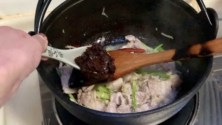 白菜煲➕五花肉白菜炖豆腐,肉片推到一边,加入一汤匙<a style='color:red;display:inline-block;' href='/shicai/ 46964'>郫县豆瓣酱</a>,小火煸炒出红油,再与肉片翻炒均匀