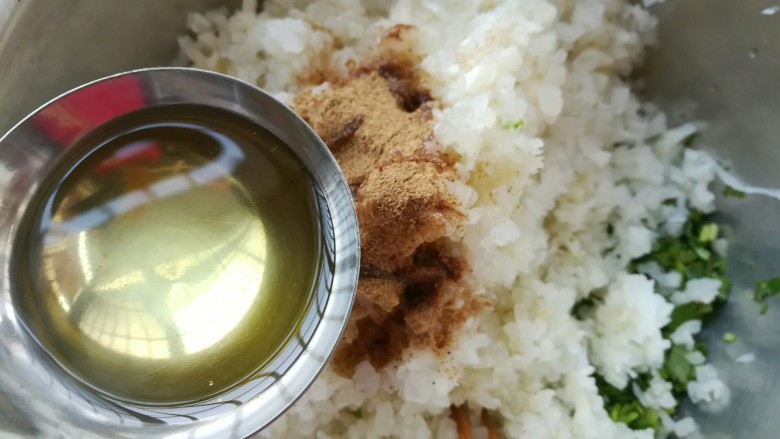 萝卜香菜馅水饺,加适量的<a style='color:red;display:inline-block;' href='/shicai/ 849'>花生油</a>,十三香拌均匀