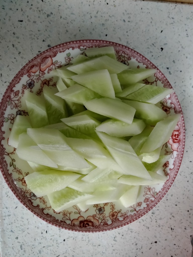 双珍老黄瓜,<a style='color:red;display:inline-block;' href='/shicai/ 8206'>老黄瓜</a>去皮,两头去掉,一切两半,再各切一半。去掉里心。斜切成块。装盘备用