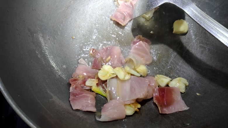 双珍老黄瓜,锅内放入少许色拉油,放入大蒜子,小火煸香,再放入火腿煸透。