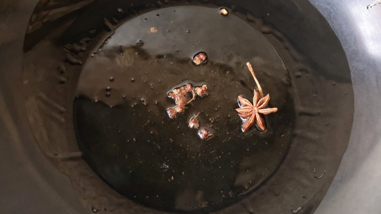 酱焖辫子鱼,锅中加适量油,爆香花椒、八角后捞出(不喜欢花椒味道的可以不放,直接进行下一步)。