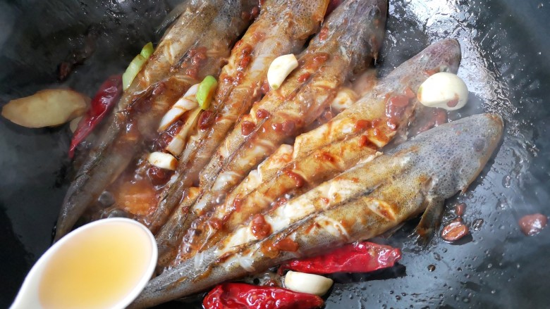 酱焖辫子鱼,烹料酒,可根据个人口味加一丢丢<a style='color:red;display:inline-block;' href='/shicai/ 3729'>白糖</a>提鲜,然后一次性添足水,大火煮开后转小火慢炖(煮开后可尝一下咸淡,根据个人口味适当加入盐和鸡精)。