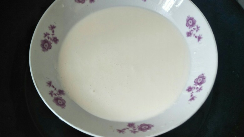 雪媚娘,面糊过筛一次后,放入锅中大火蒸十五分钟。盘子上要放个碟盖住防止水汽进入面糊中。