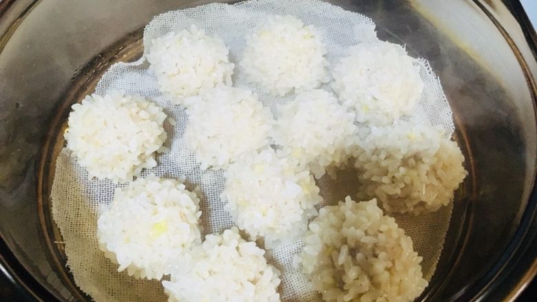 珍珠丸子,时间到了,珍珠丸子蒸好了。(那两个深颜色的是拍照时的光线问题)
