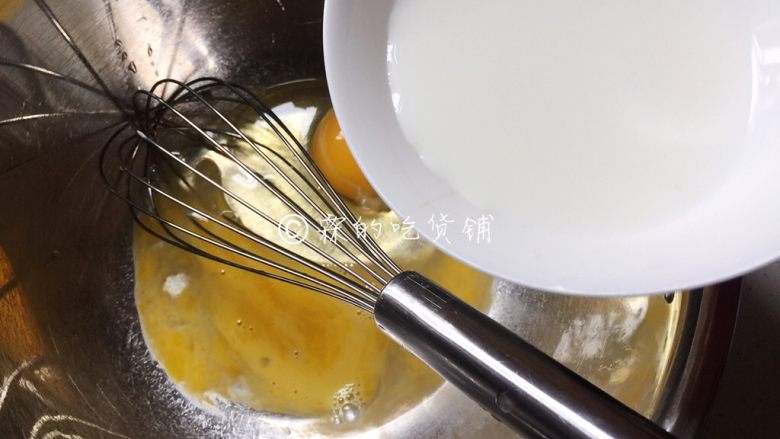原味松饼,在另外的盆中,磕入鸡蛋,倒入<a style='color:red;display:inline-block;' href='/shicai/ 219'>牛奶</a>