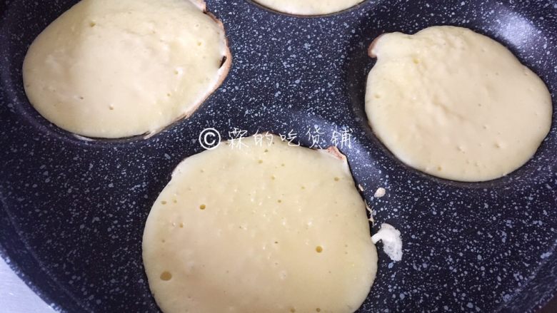 原味松饼,将面糊舀入,等表面鼓起小泡,就可以翻面了,另一面也上色后就可以出锅