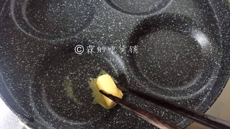 原味松饼,锅里薄薄的刷上一层黄油,平底锅、电饼铛都可以