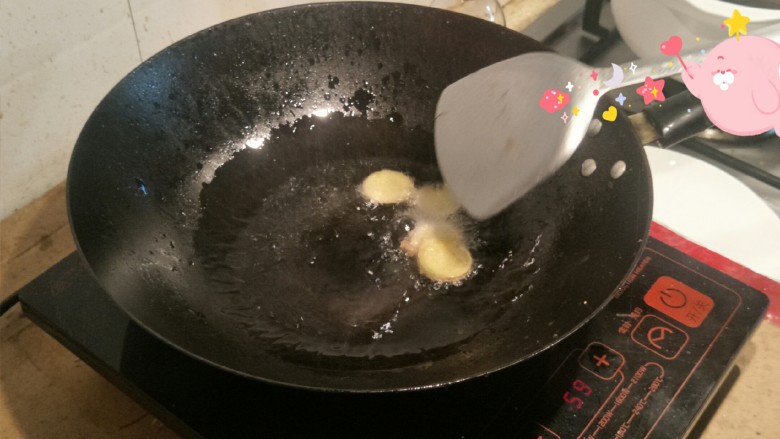 太湖三白———米肠鱼跑蛋,锅中倒油,放几片生姜片翻炒