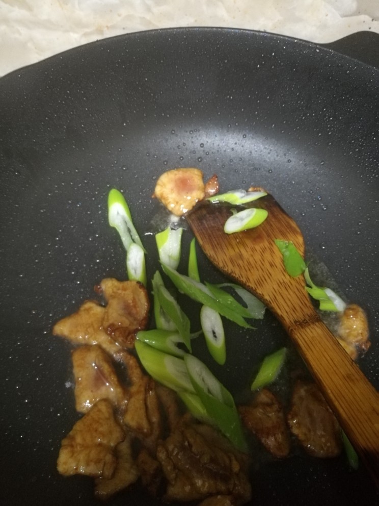 黄瓜肉片,肉片炒至变色，放入葱花翻炒几下