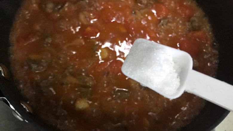 茄汁仙贝牛排丁,加一小勺细盐,翻炒均匀,即可