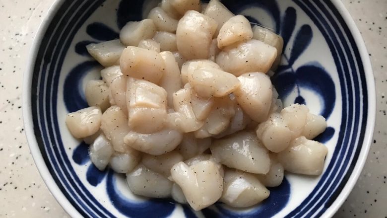 茄汁仙贝牛排丁,抓均匀,腌制,备用