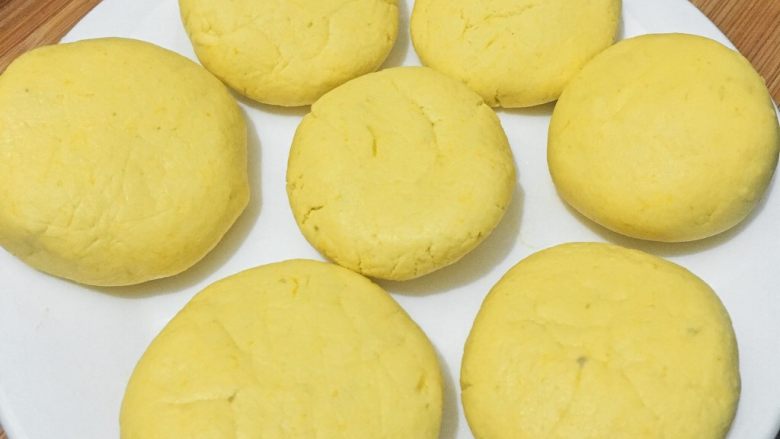 芋泥南瓜饼,南瓜面团包入芋泥，做成饼状。