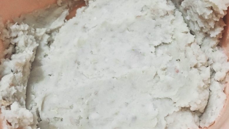 芋泥南瓜饼,<a style='color:red;display:inline-block;' href='/shicai/ 32'>芋头</a>蒸熟，碾成泥，加入适量蜂蜜或糖，倒入适量牛奶或者淡奶油。（加料看个人口味，液体不要太多）