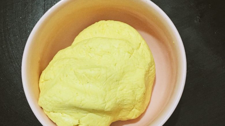 芋泥南瓜饼,南瓜蒸熟或者煮熟，碾成泥，混合<a style='color:red;display:inline-block;' href='/shicai/ 520'>糯米粉</a>揉成面团，看个人喜好加糖（我用的贝贝南瓜，本身很甜，所以没有放糖。）