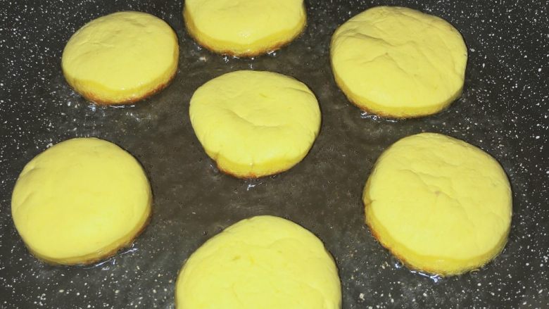 芋泥南瓜饼,小火煎，我用的电磁炉，温度设置在130摄氏度。煎一会儿后翻面。不要让饼挨太近，会粘连。两面煎至金黄后就可以出锅啦～